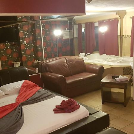 Chomedey Inn Лаваль Экстерьер фото