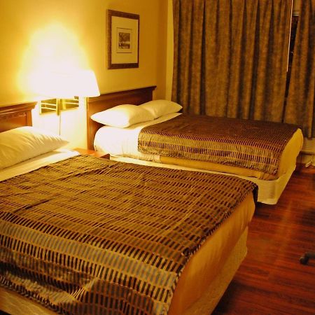 Chomedey Inn Лаваль Экстерьер фото