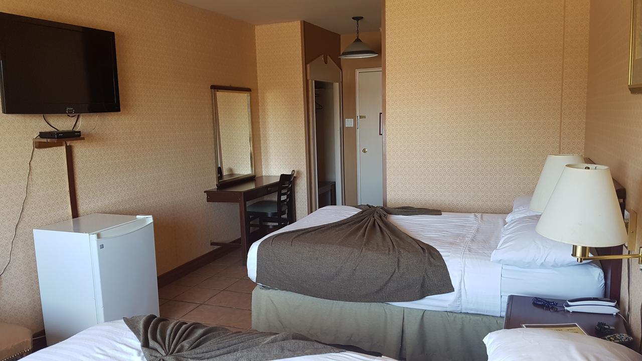 Chomedey Inn Лаваль Экстерьер фото