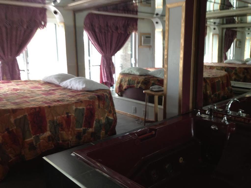 Chomedey Inn Лаваль Экстерьер фото
