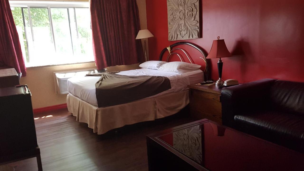 Chomedey Inn Лаваль Экстерьер фото